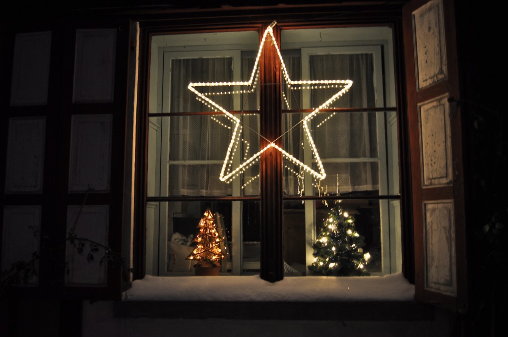 Ein Weihnachtsstern im Fenster zum Freihof in Schmidrüti.